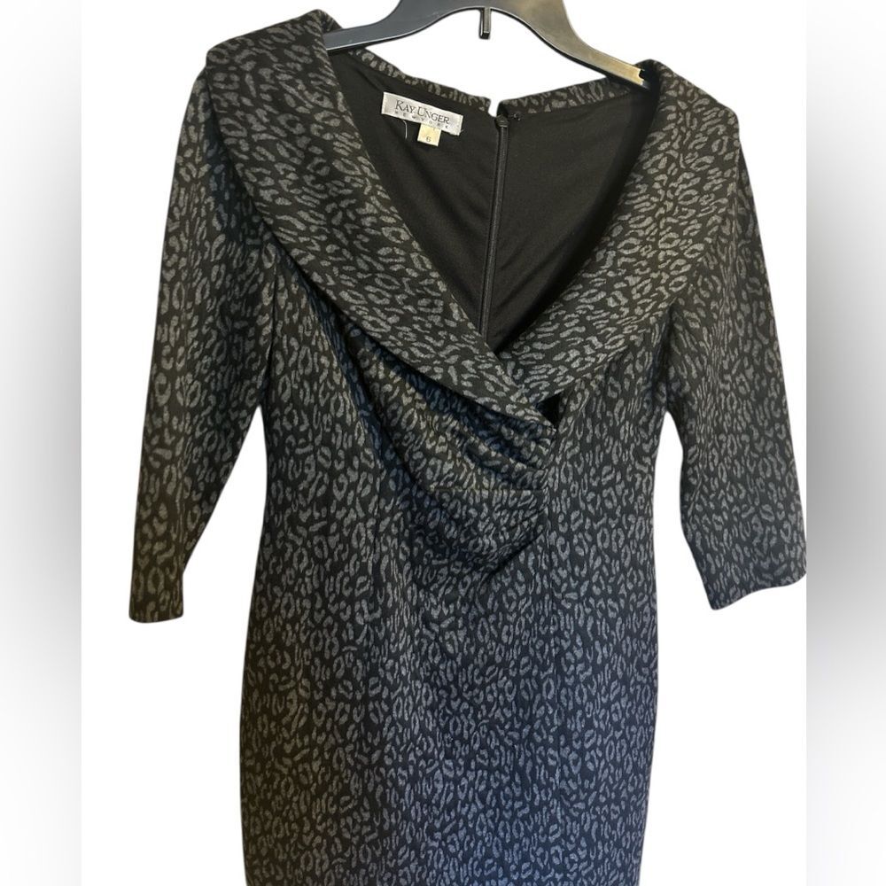 Kay Unger Women’s Gray Animal Print 3/4 Sleeve Ruched V Neck Sheath Dress Size 6 - Picture 2 of 7
